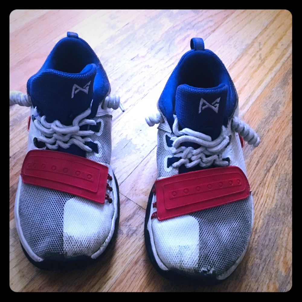 Nike basketball sneakers boys 2.5